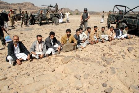 مجموعة من المتمردين تم إلقاء القبض عليهم في ساحة المعركة